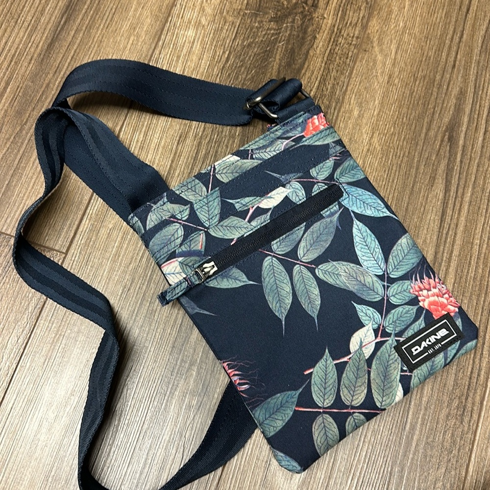 Dakine crossbody floral print